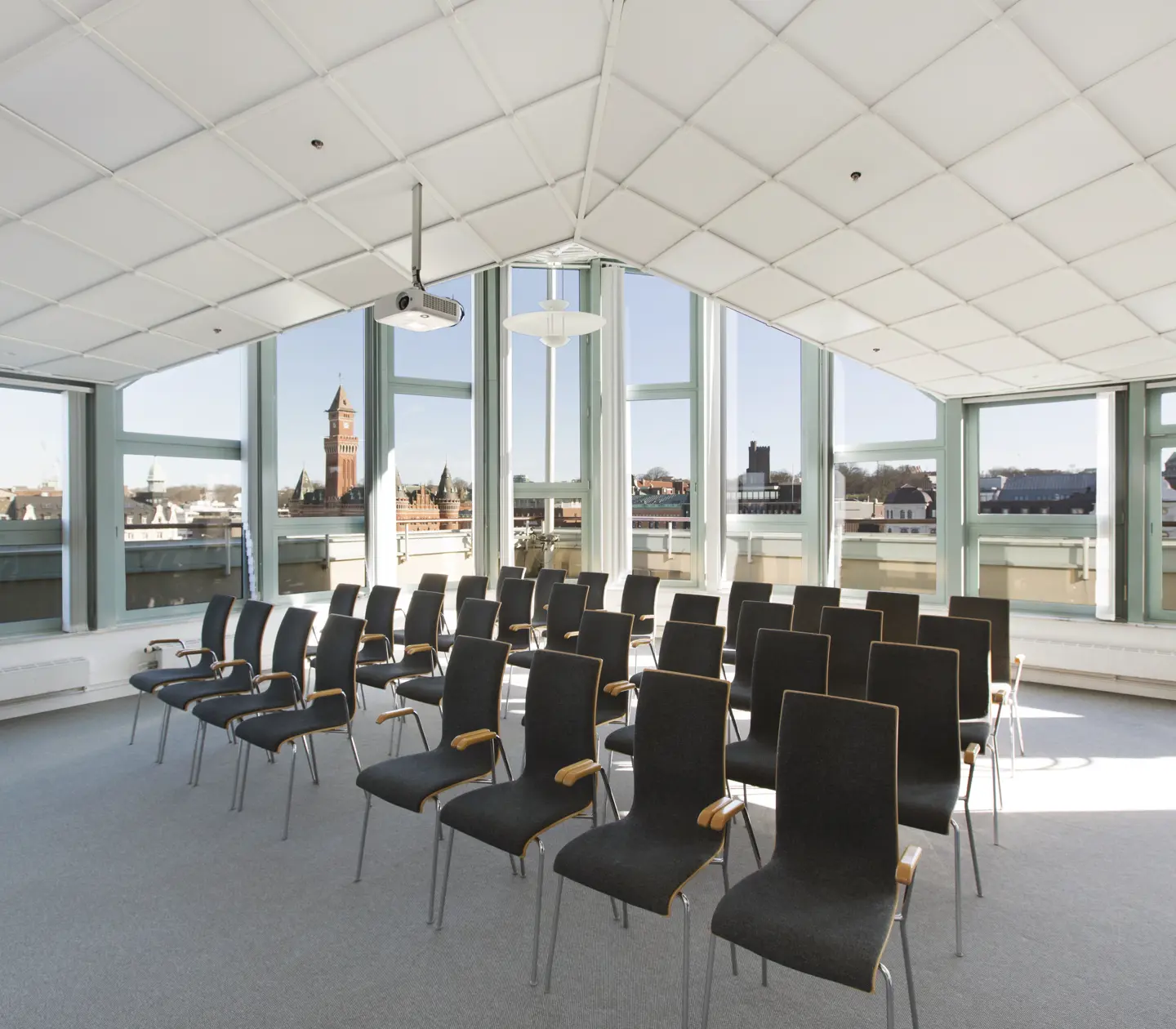 Konferensrum med stolar och stora fönster