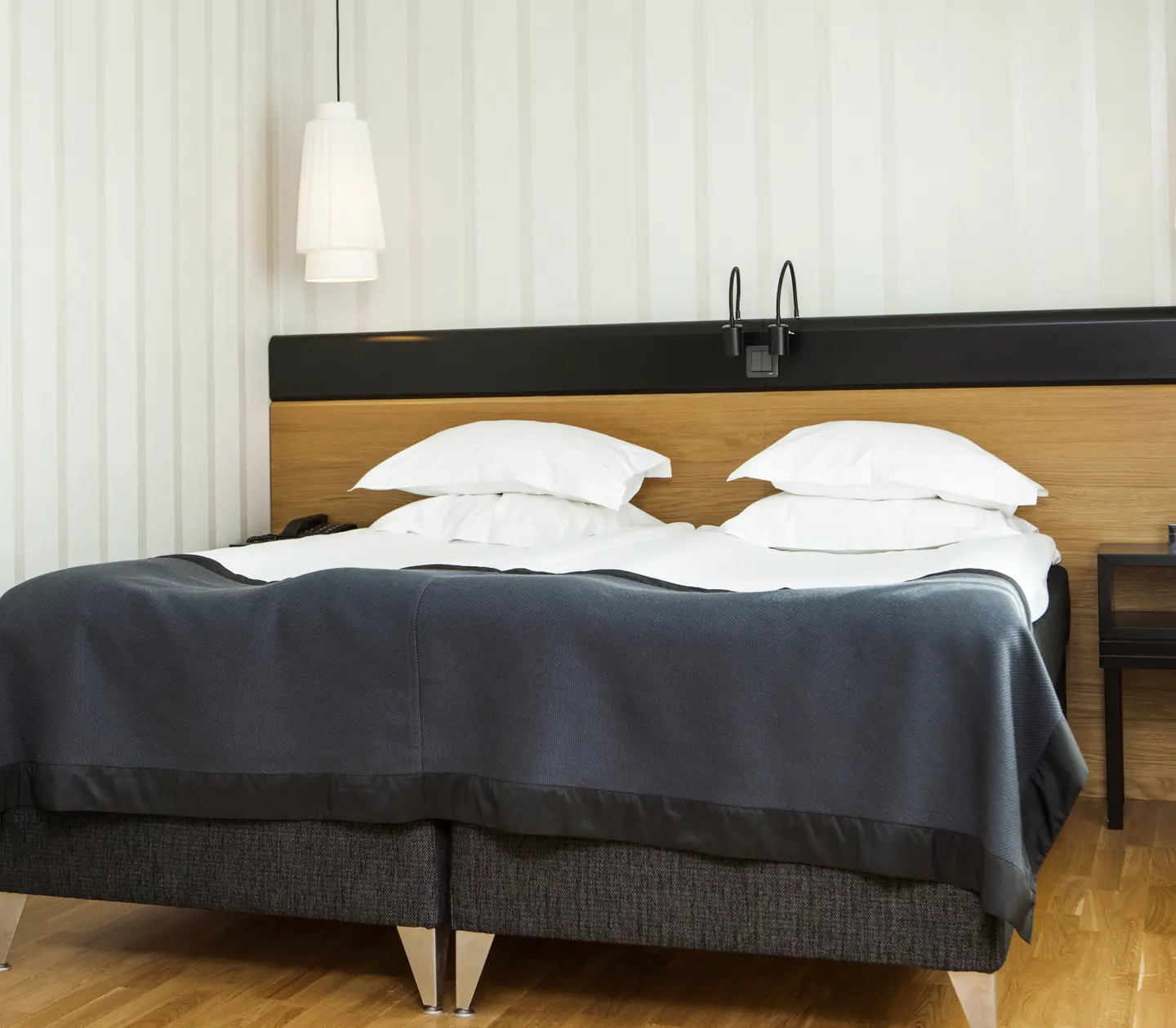 Hotellsvit med säng och sänglampor