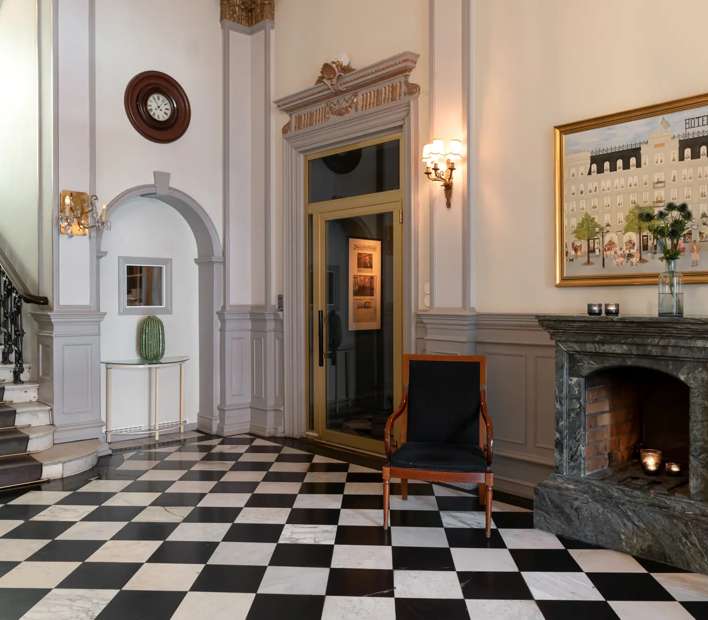Hotellobby med schackrutigt golv och trapp