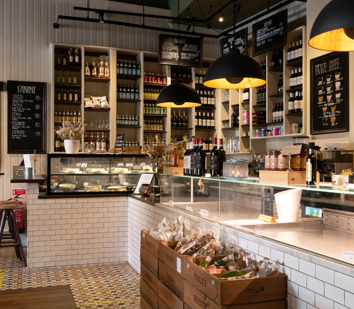 Ljus restaurangmiljö med menyer, kylar och flaskor