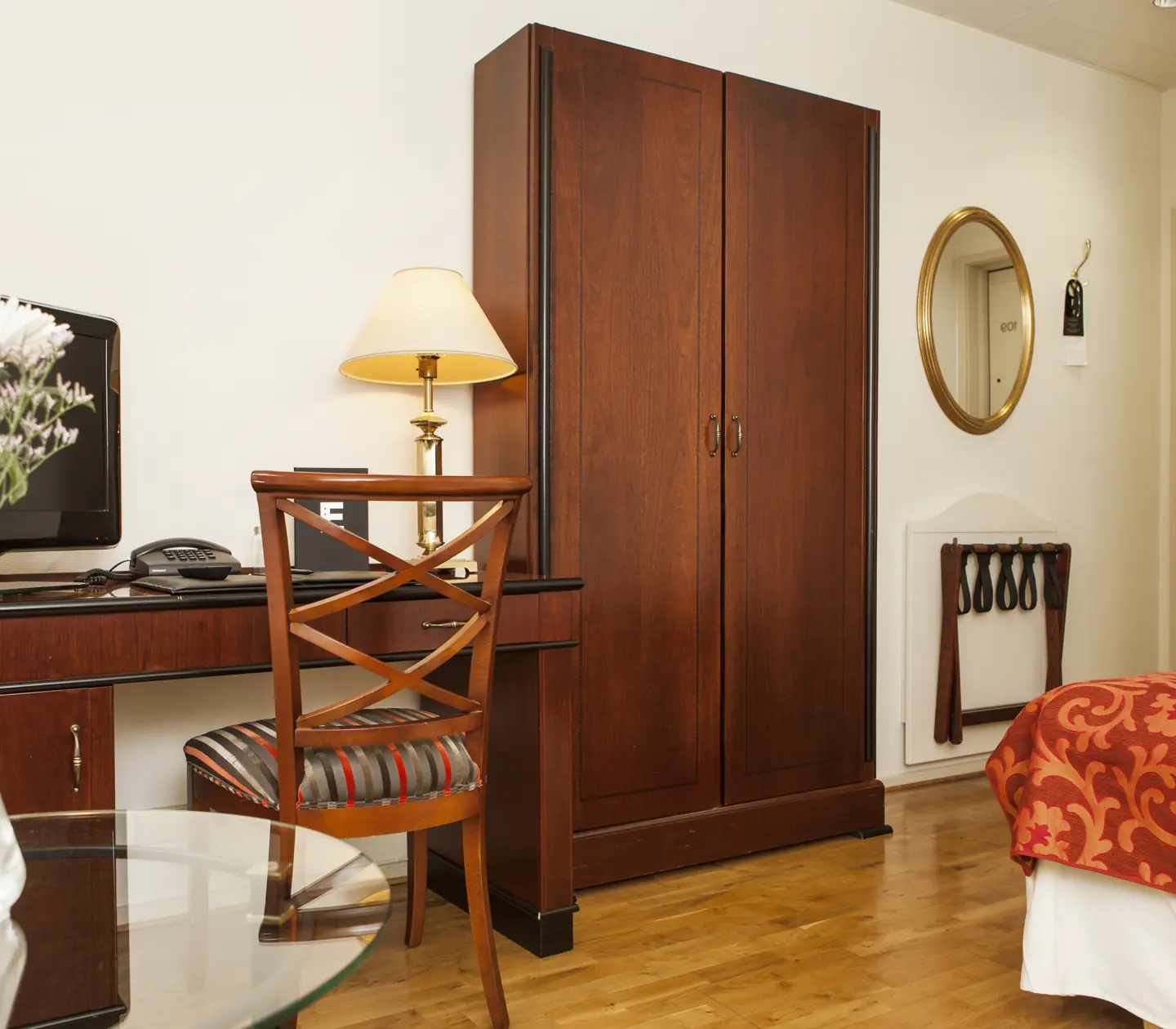 Hotellrum med skrivbord och garderob