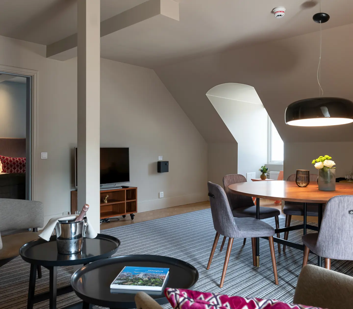 Svit med sittgrupp, matbord och dörr in till sovrum