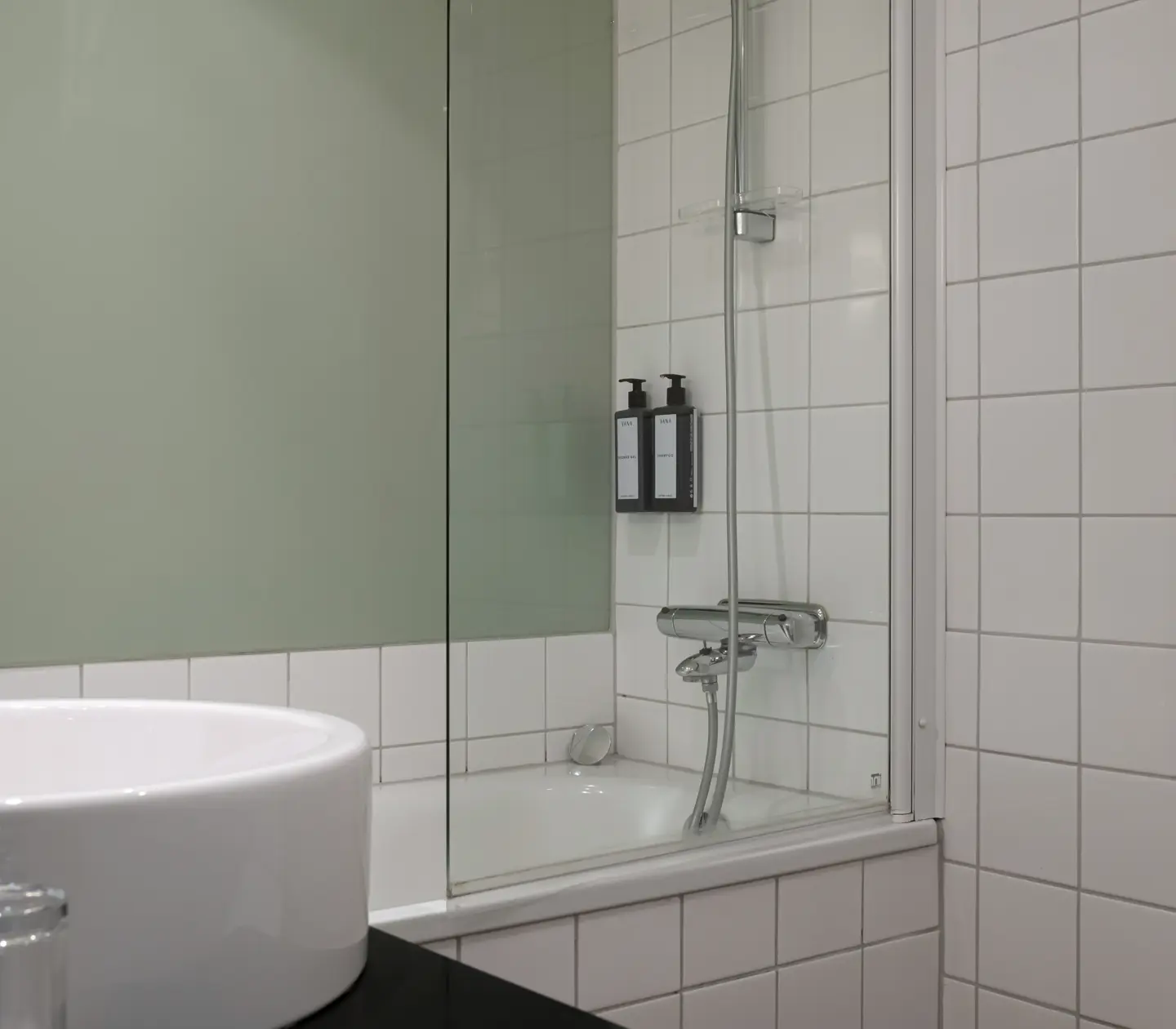 Ljust badrum med handfat och badkar