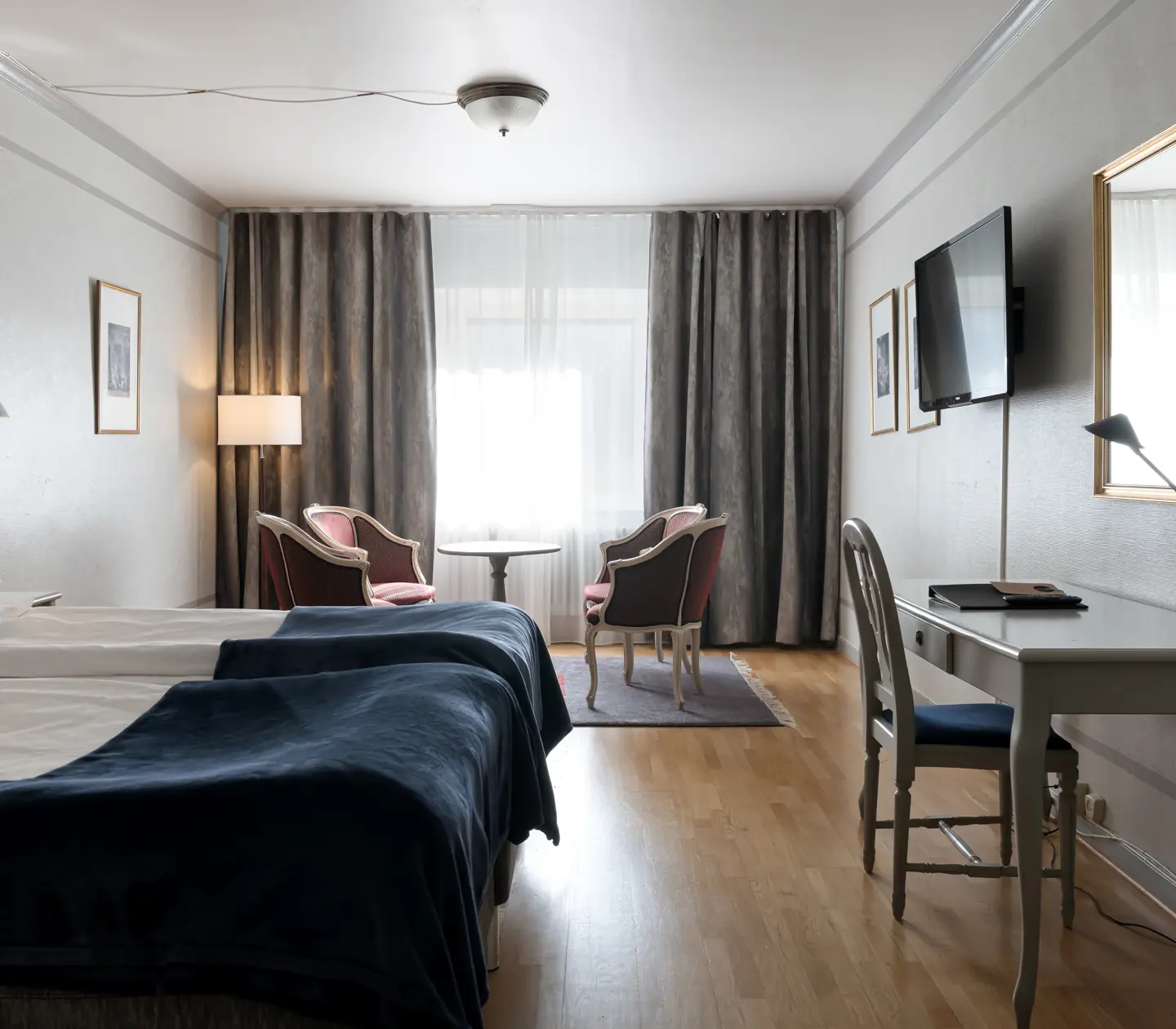 Hotellrum med säng, sittgrupp och skrivbord