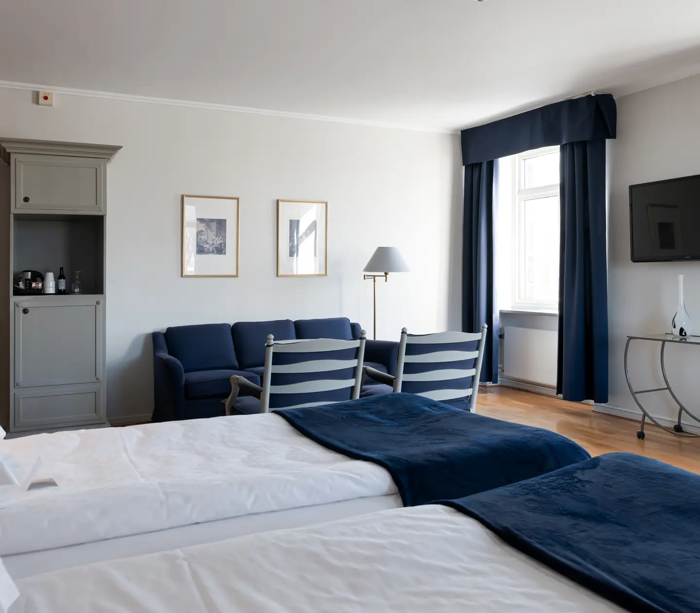 Hotellrum med säng, sittgrupp och fönster