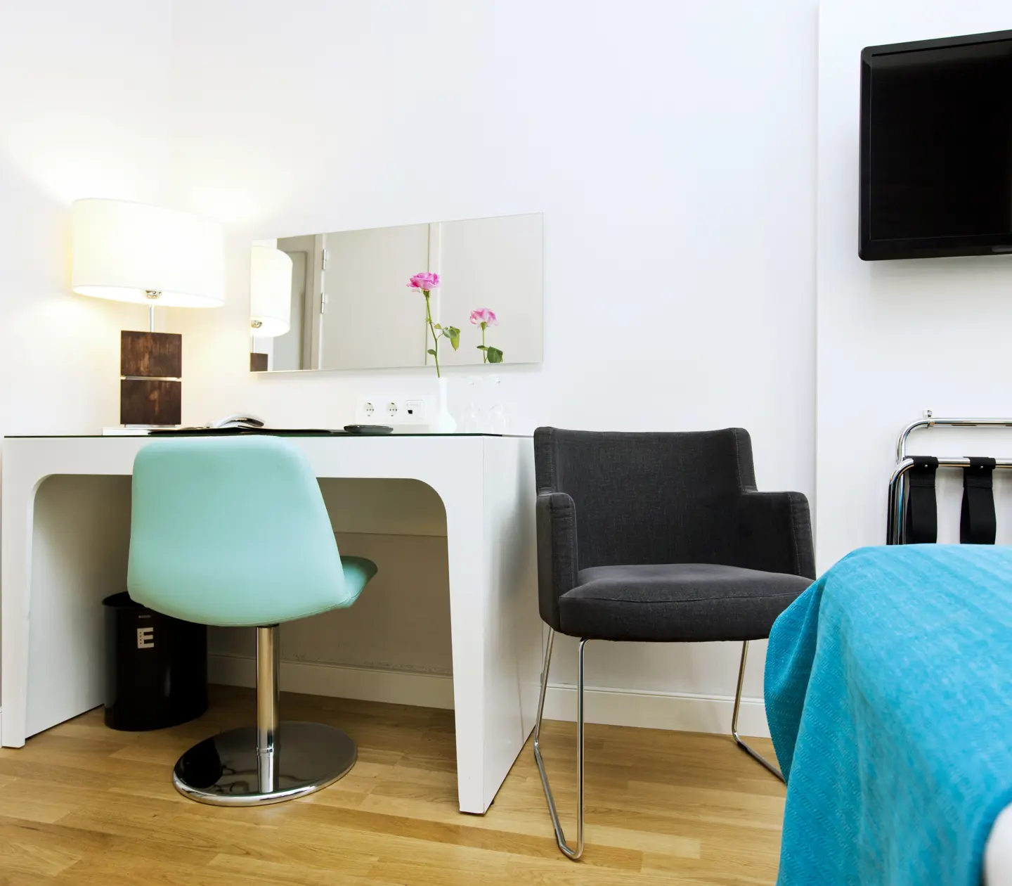 Hotellrum med skrivbord, spegel och tv