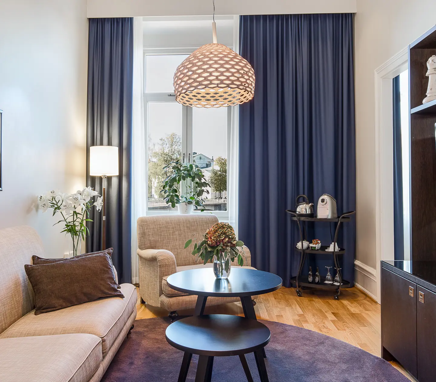 Ljus svit med soffgrupp, tv och fönster