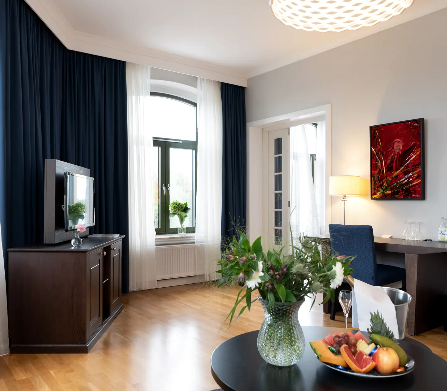 Ljus svit med skrivbord, tv och stora fönster