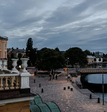 Utsikt från balkong över ett Karlstad i skymning