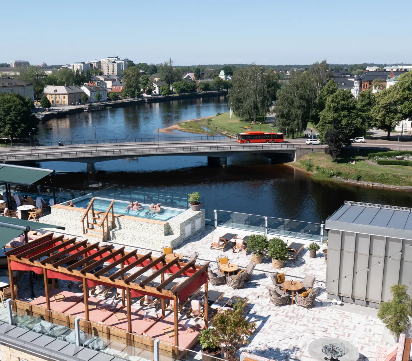 Takterassen Rooftop By Vana fotad uppifrån med pool, solsängar och plantor