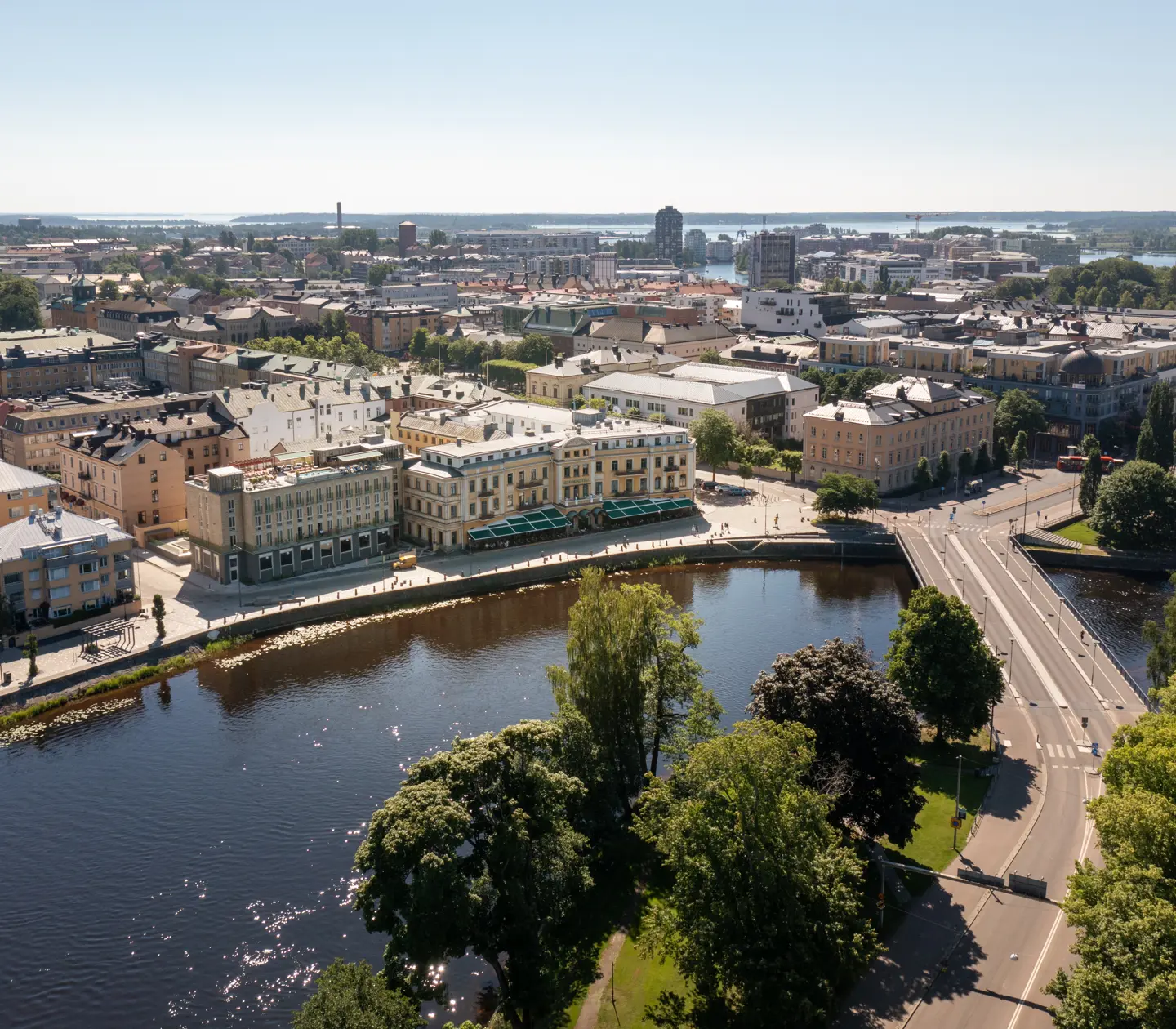 Drönarbild över Karlstad med Klarälven och Elite Stadshotellet i förgrunden