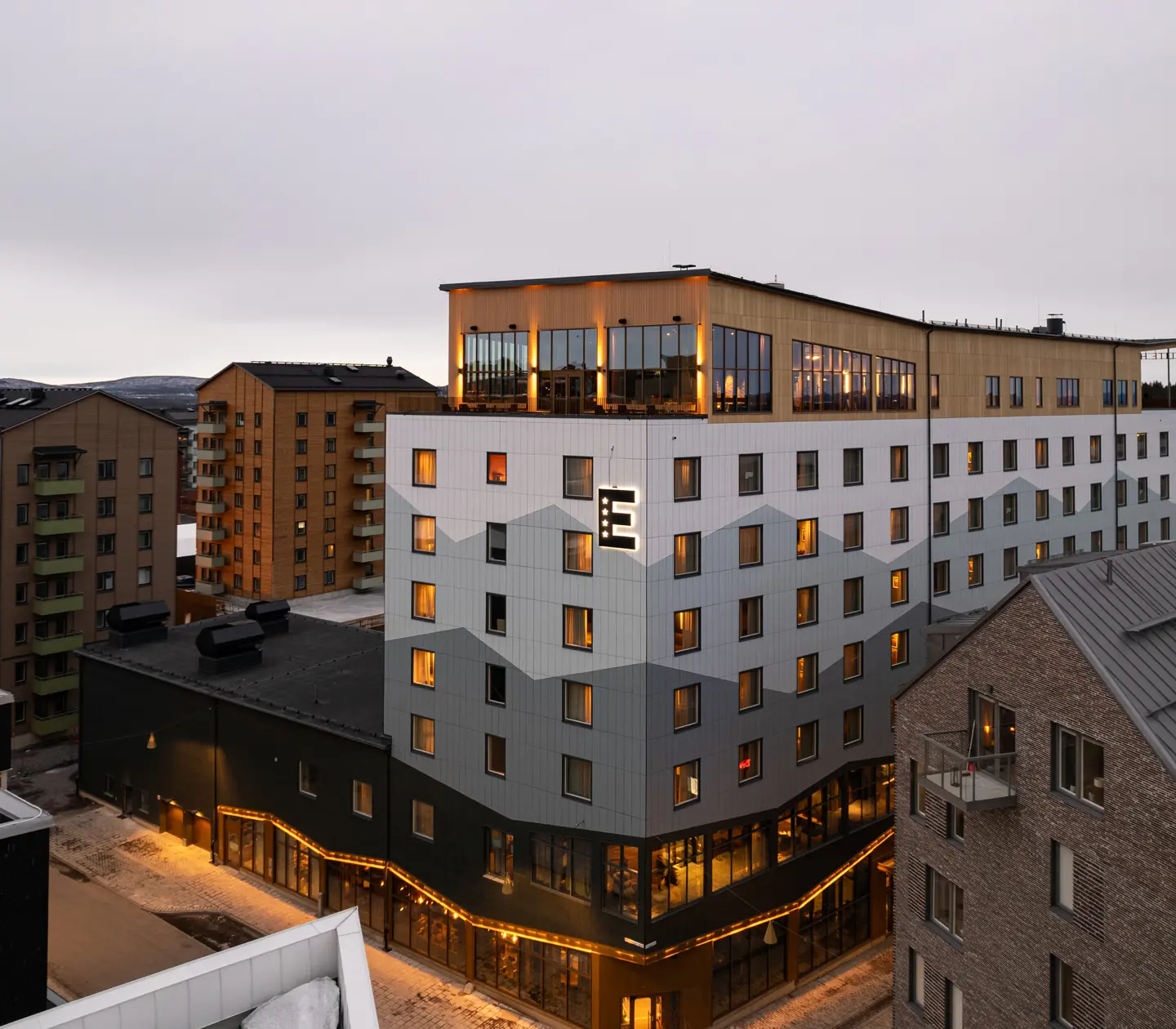 Elite Hotel Frost hotellfasad med norrländsk omgivning
