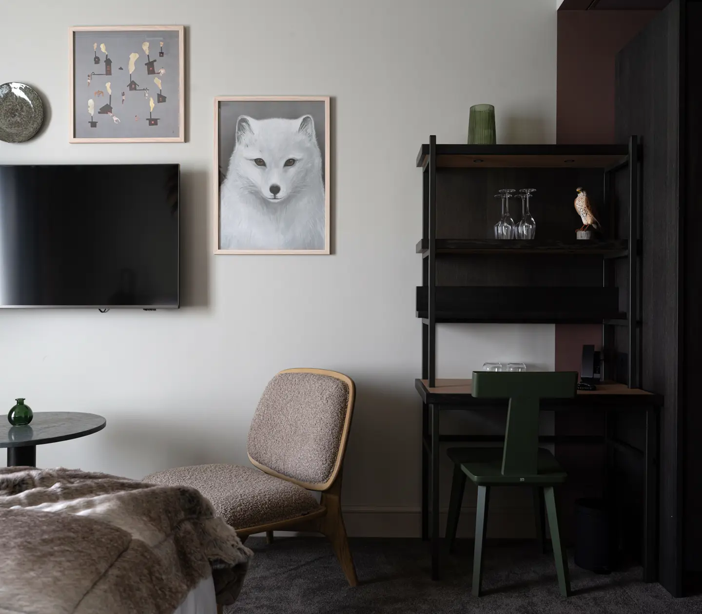 Estetisk detaljbild med tv, tavlor och en bokhylla