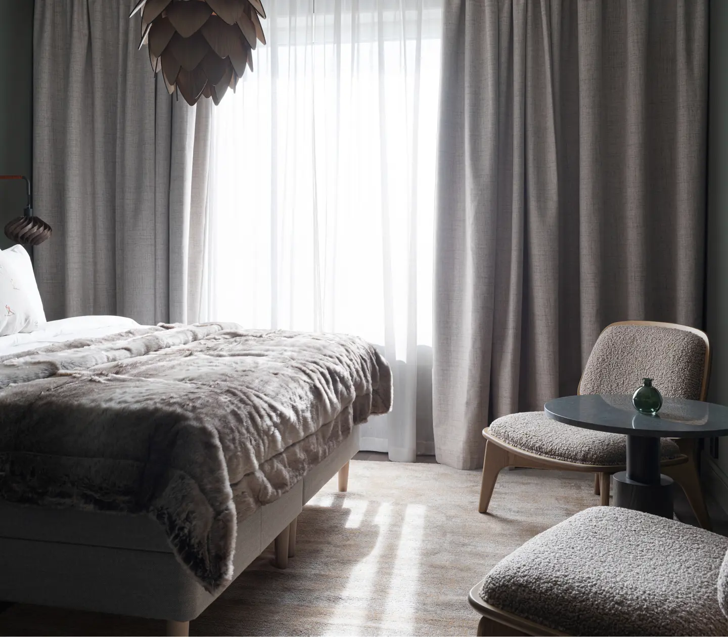 Övergripande bild över ett deluxerum på Elite Hotel Frost med säng, två stolar och tv