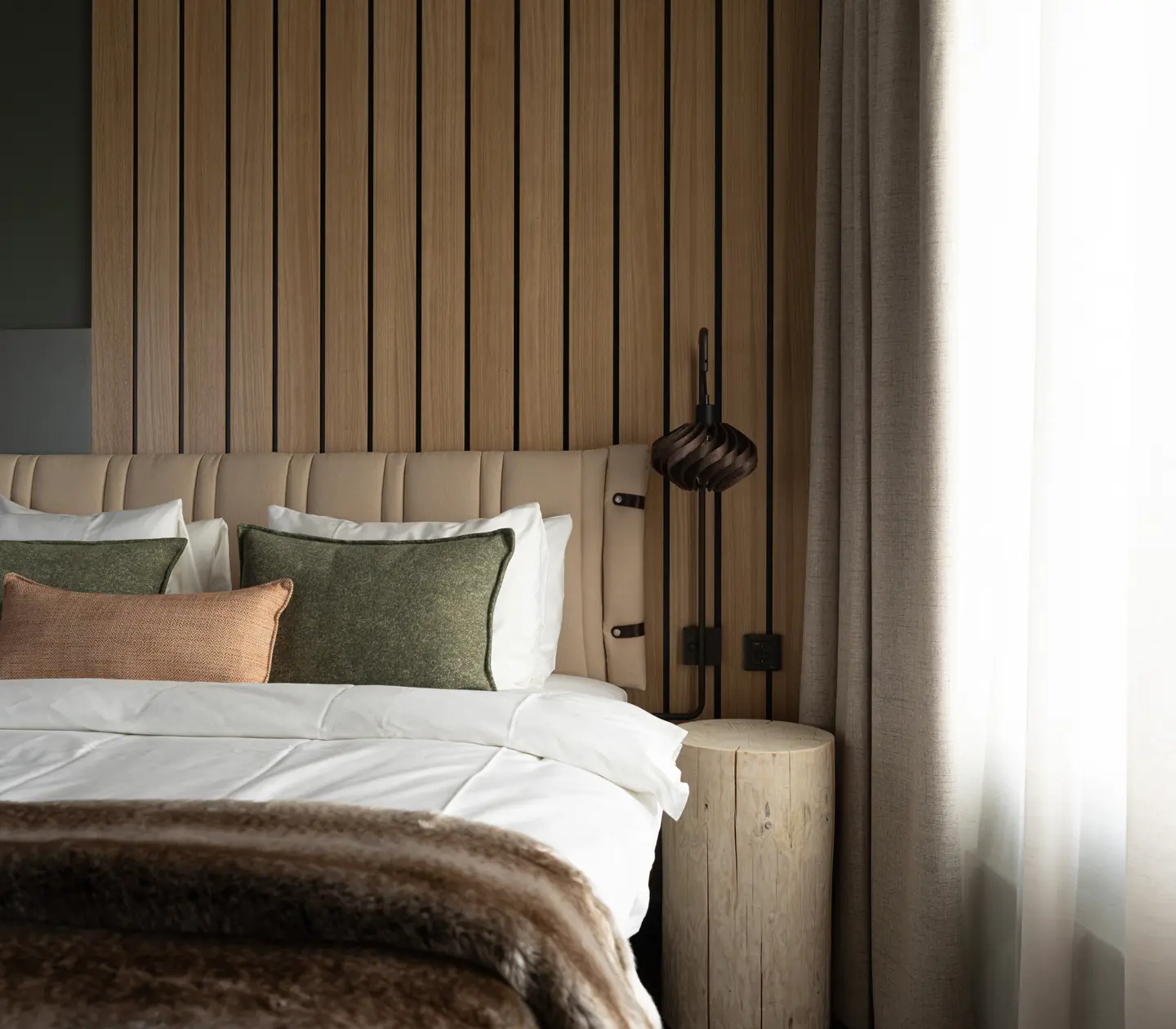 Mysig svit med soffa, fåtöljer och stort fönster