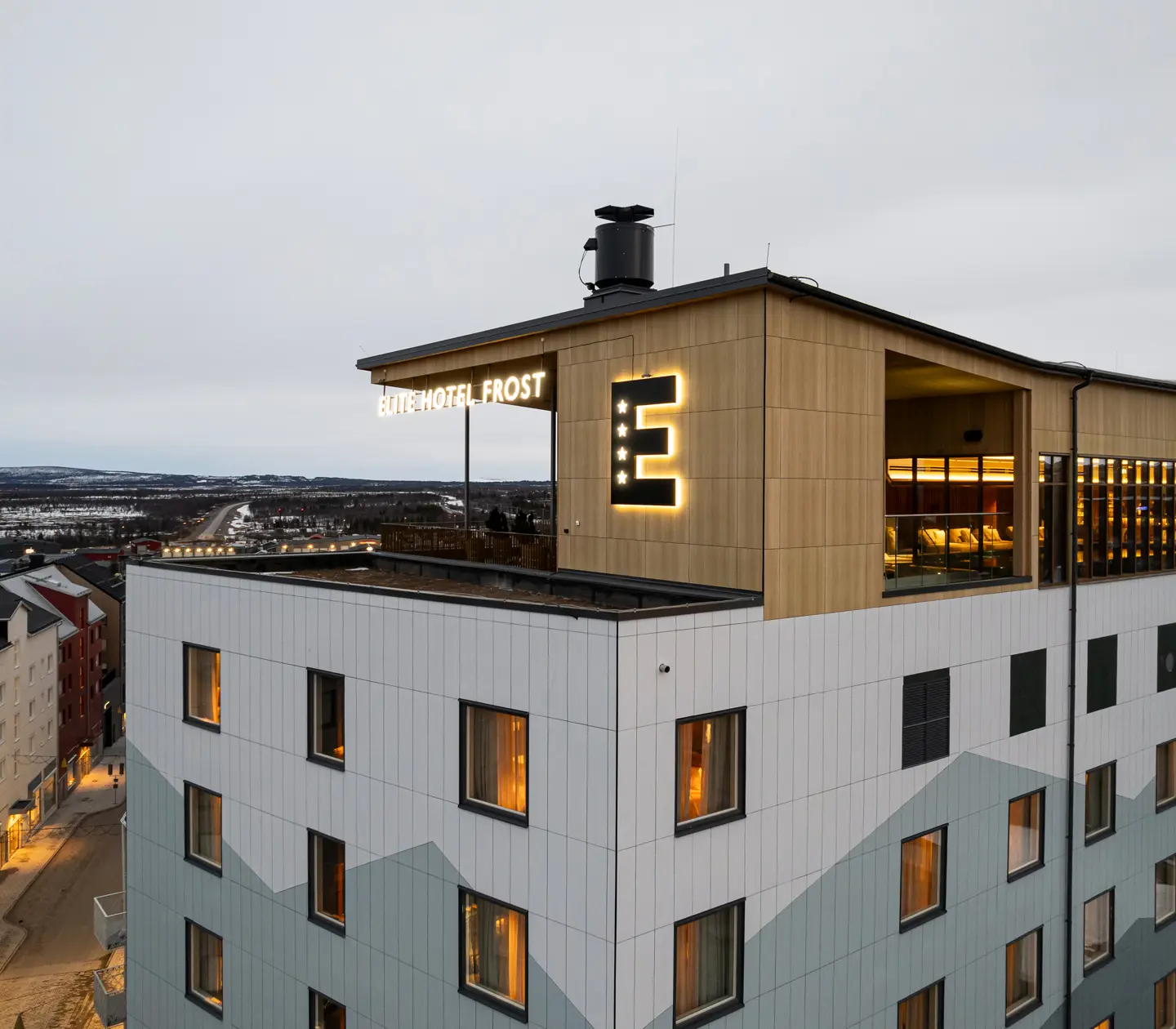 Närbild på Elite Hotel Frost fasad med deras takbar/Vana Spa i fokus