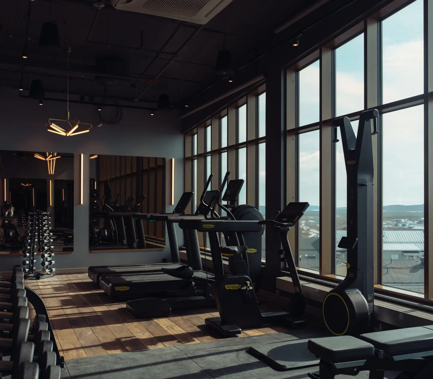 Övergripande bild över Elite Hotel Frost gym med flera träningsmaskiner