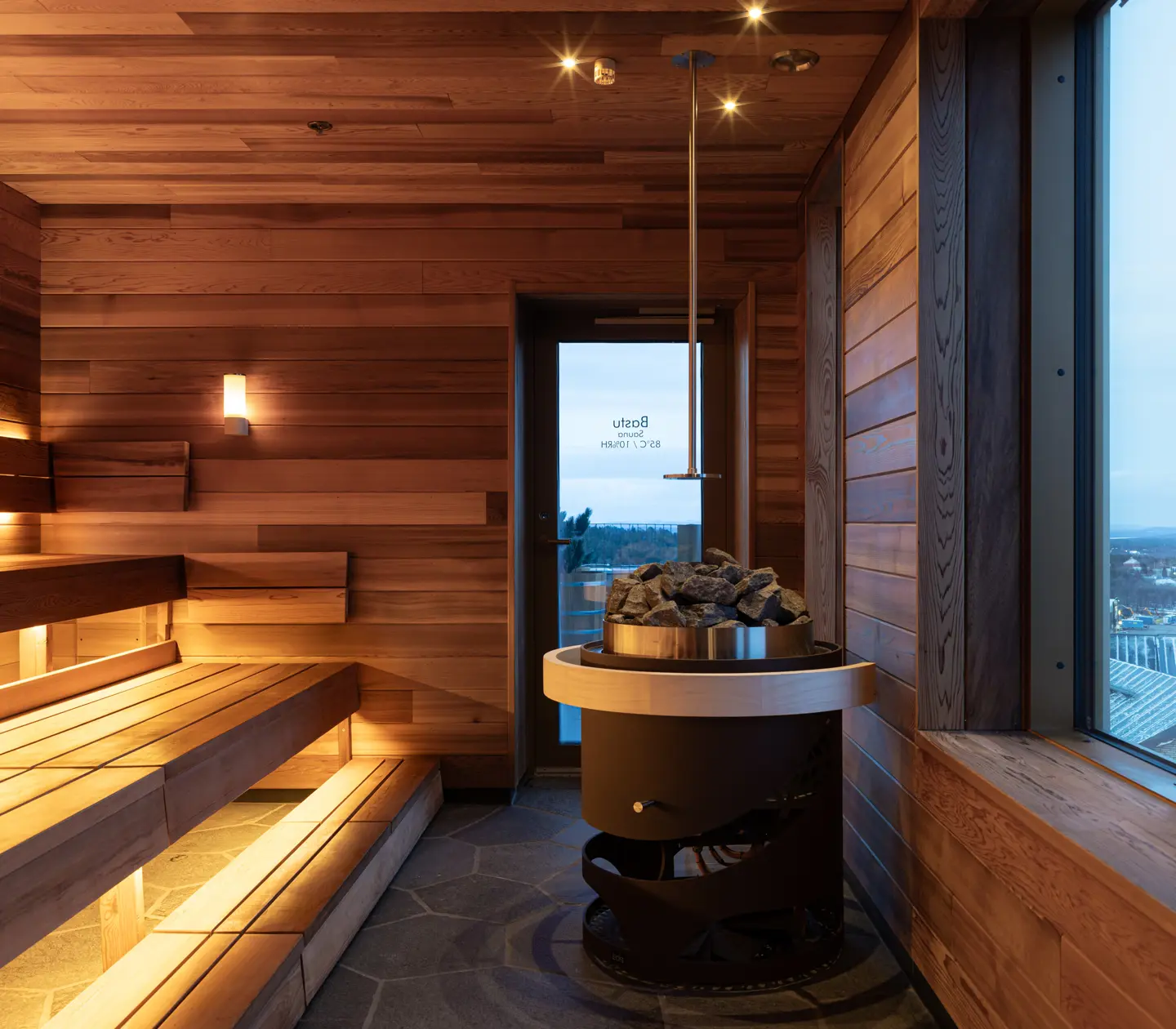 Bastu i furu på Vana Spa med utsikt över fjällen.