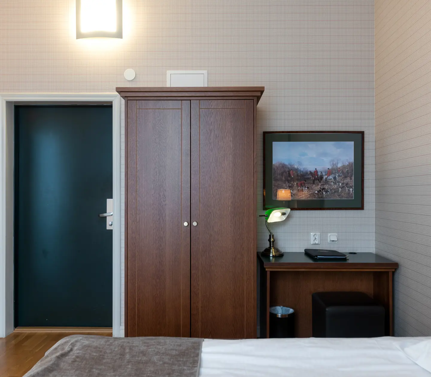 Hotellrum med tv, skrivbord och garderob