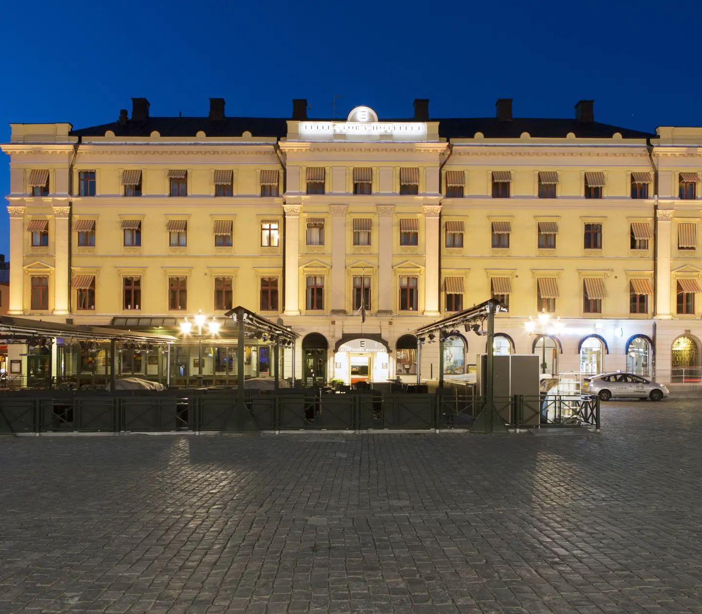 Pampiga fasaden av Elite Stora Hotellet i skymning