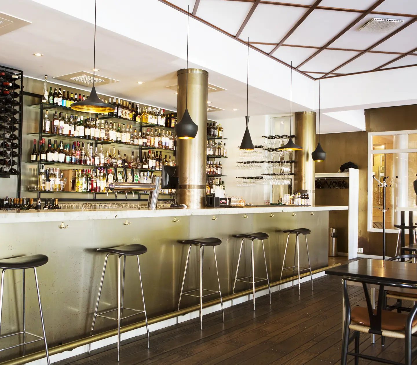 Restaurangmiljö med bardisk och sittplatser