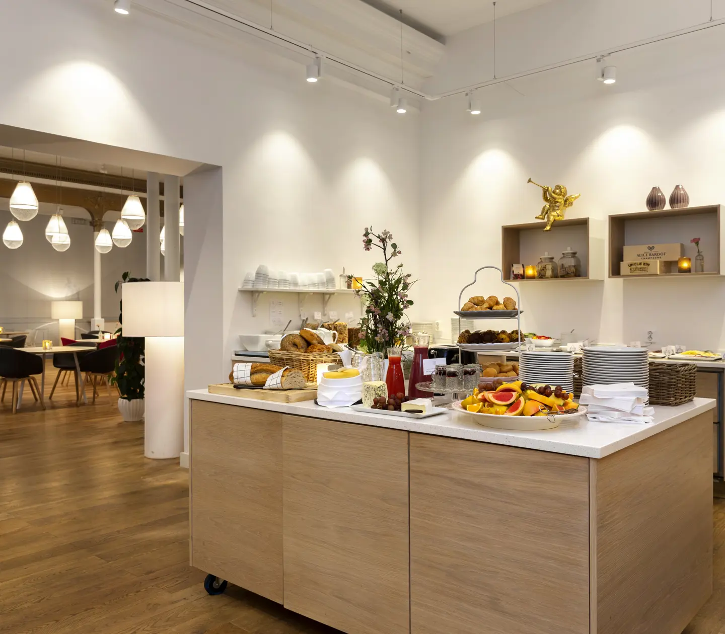 Frukostbuffé uppdukad på bord med matgrupper i bakgrunden