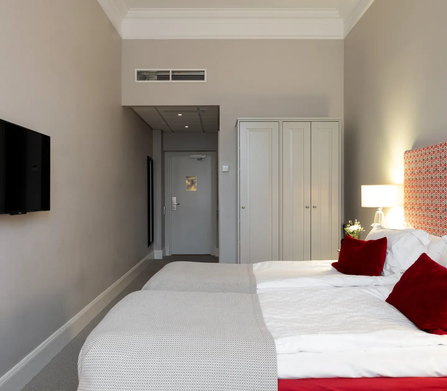 Hotellrum med dubbelsäng, garderob och tv