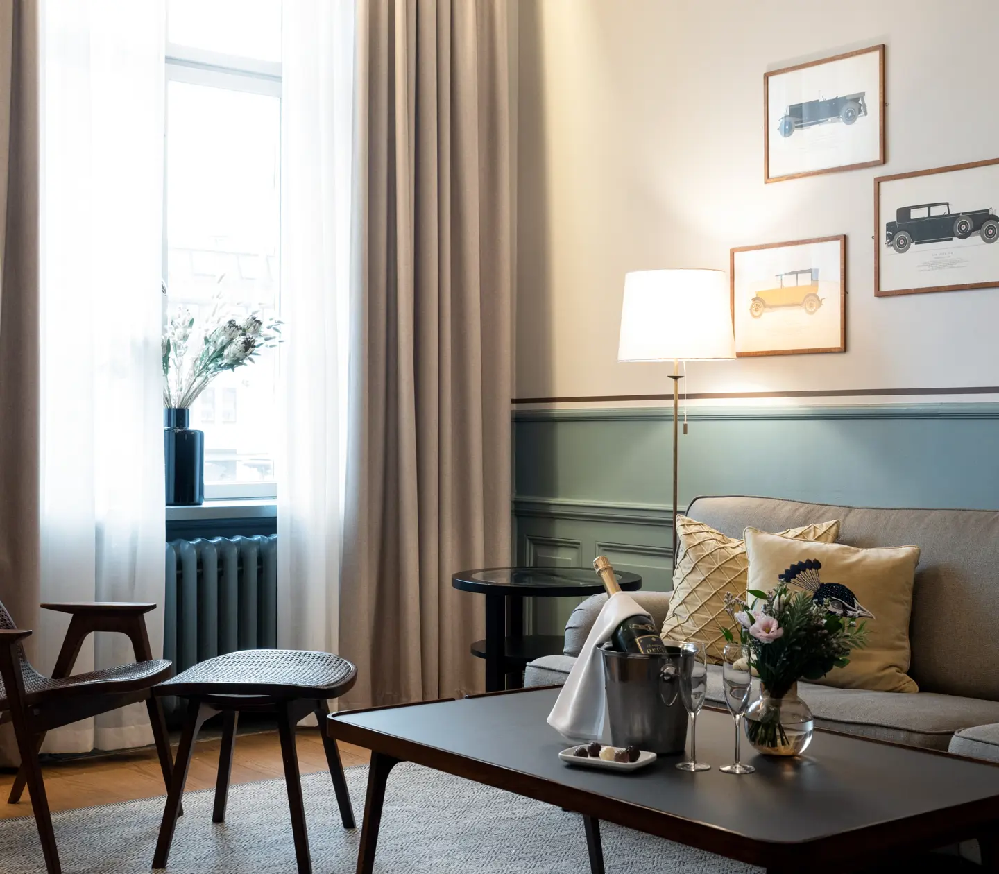 Svit med soffgrupp, vip på bordet och fönster