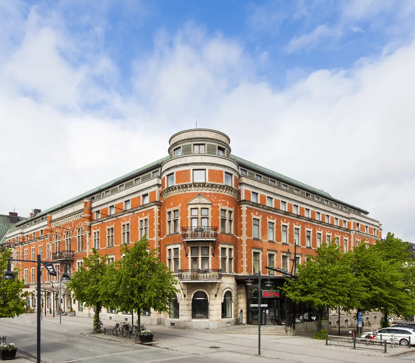 Pampiga och den orange fasaden av Elite Stadshotellet i Luleå