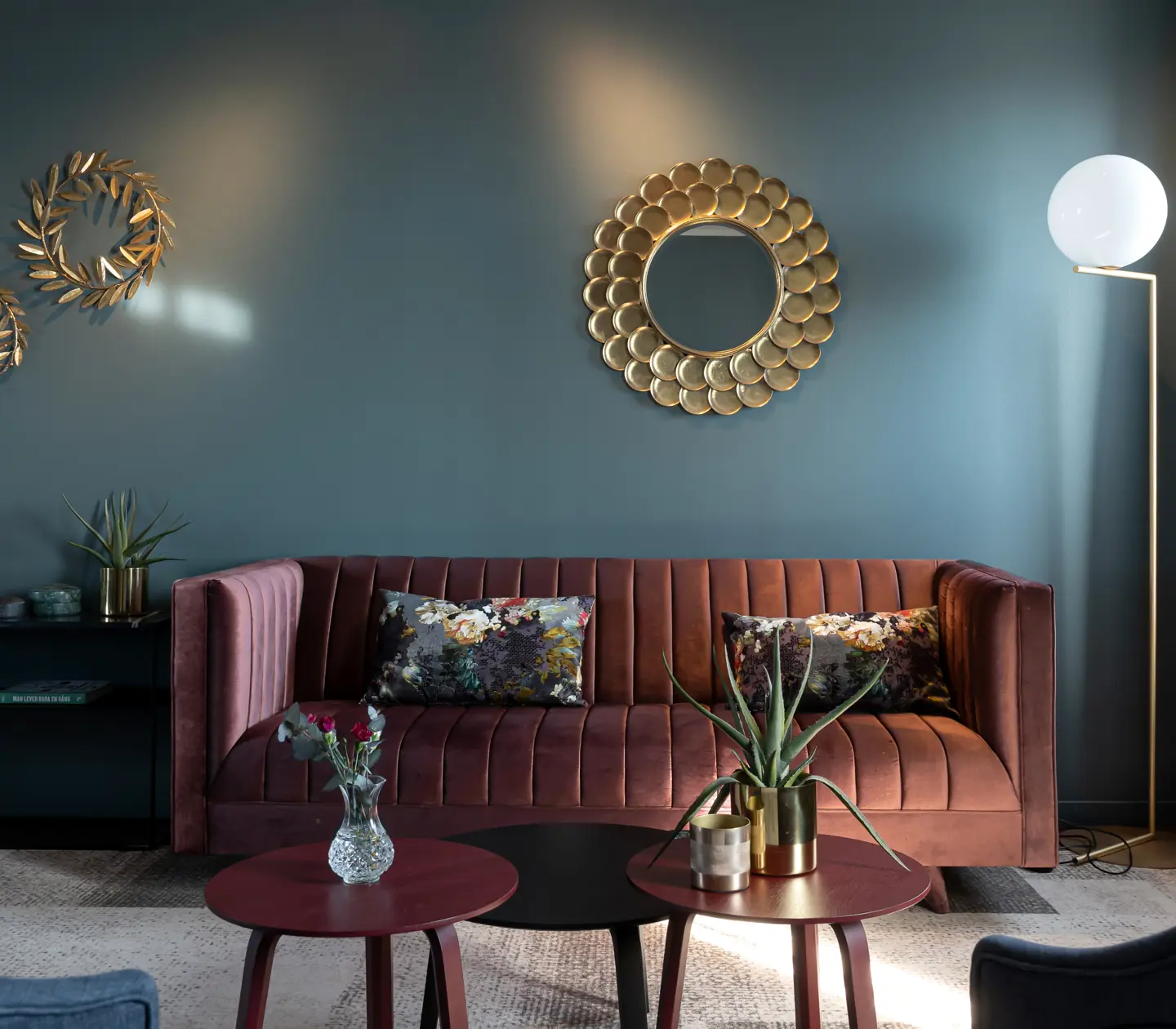 Blå svit med soffa, spegel och golvlampa