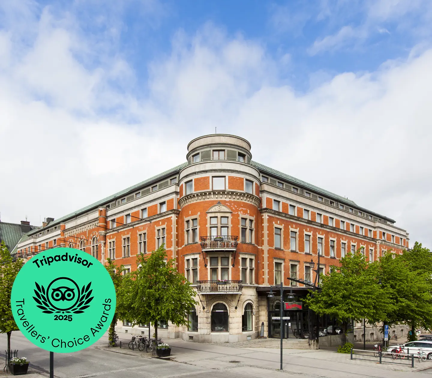 Pampiga och den orange fasaden av Elite Stadshotellet i Luleå
