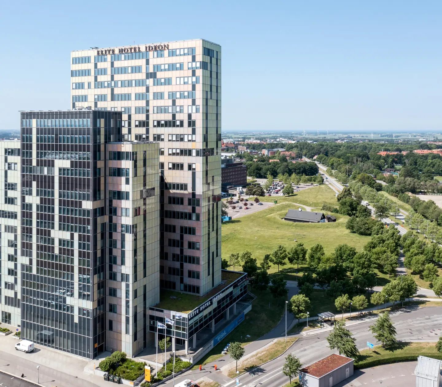 Fasaden av Elite Hotel ideon med Lund i bakgrunden
