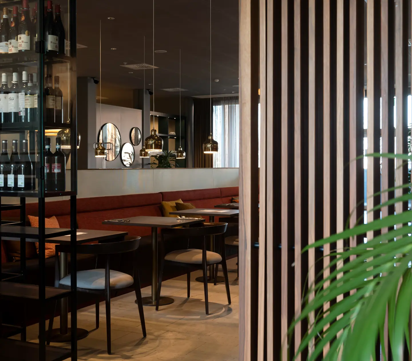 Restaurangmiljö med flaskor, matplatser och speglar