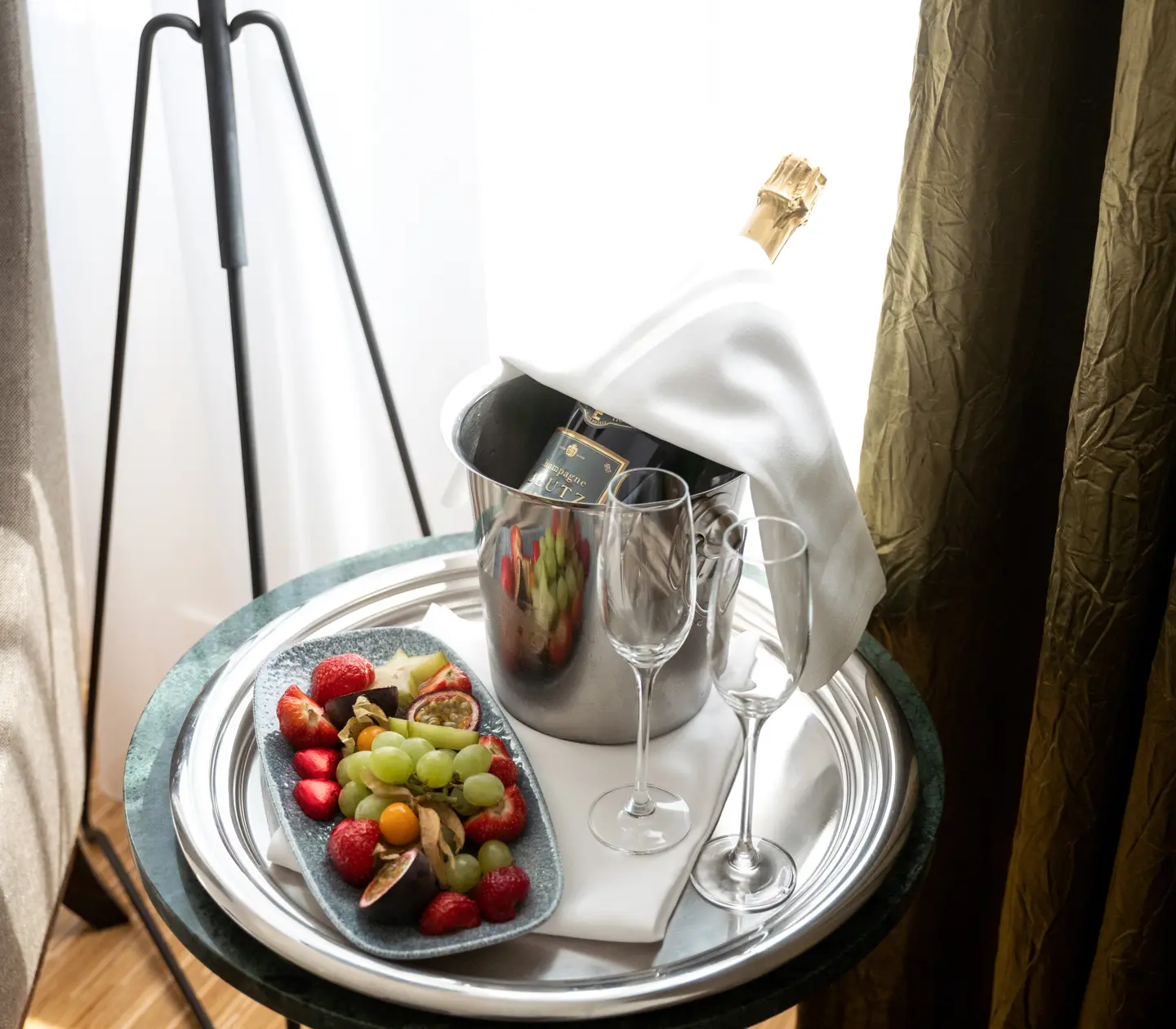 Vip med champagne, frukt och glas uppdukad på bord