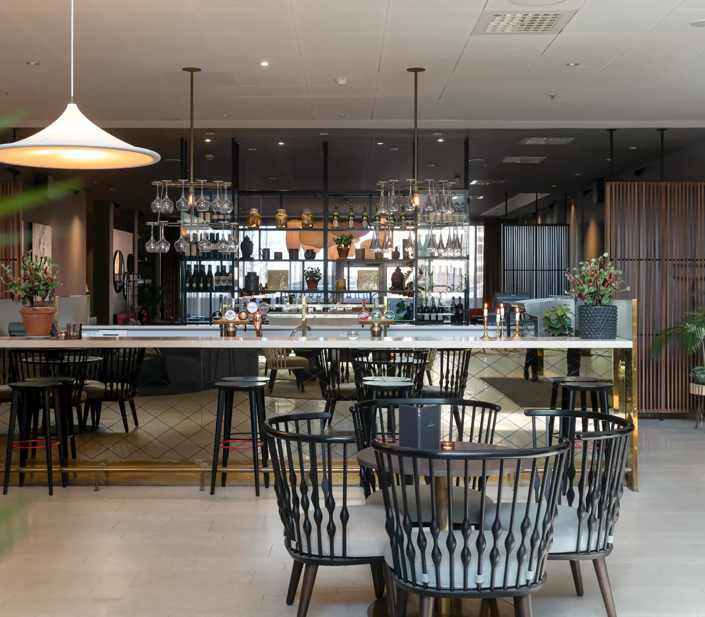 Bar med glas, flaskor och sittplatser