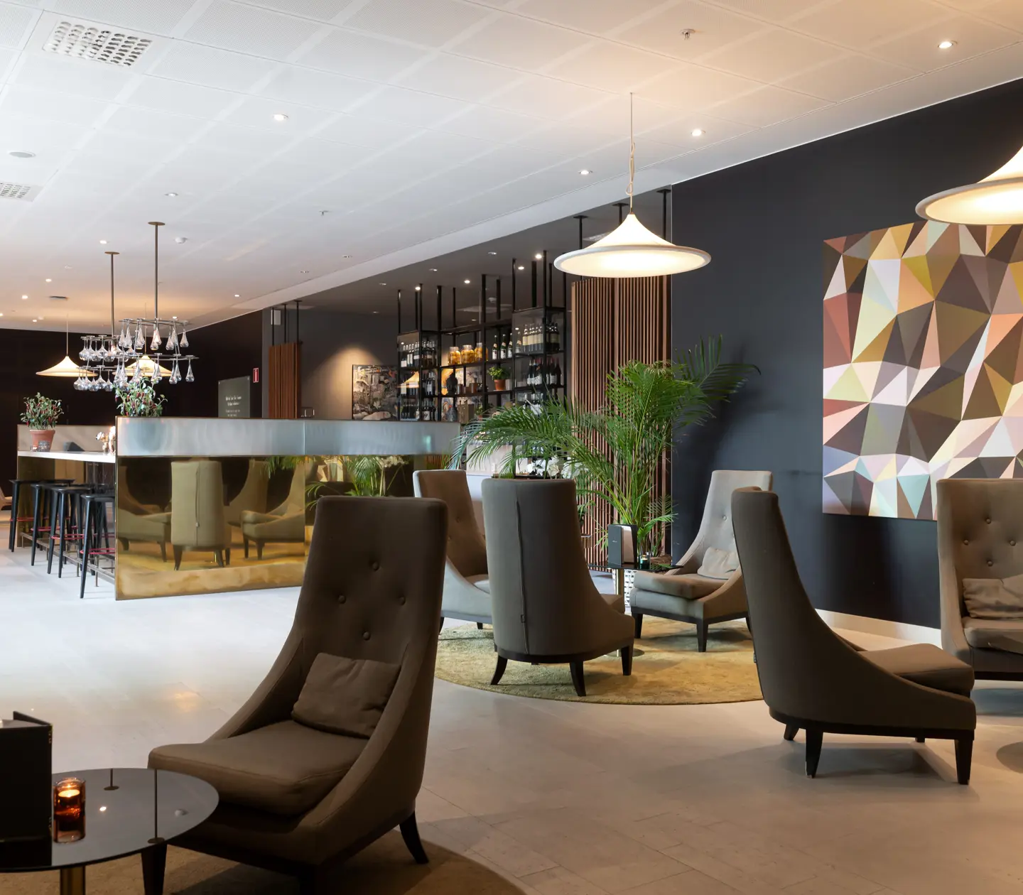 Bar med barstolar och loungemöbler