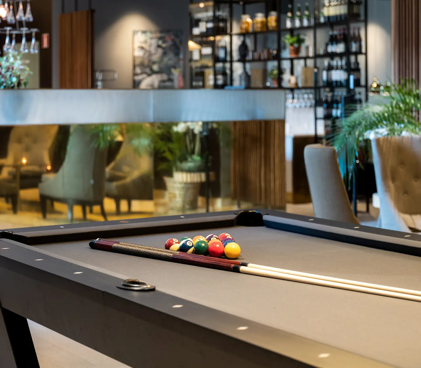 Biljardbord med bar i bakgrunden