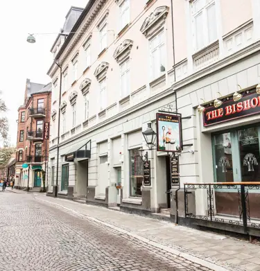 Fasaden av Hotel Bishops Arms med Lund i bakgrunden