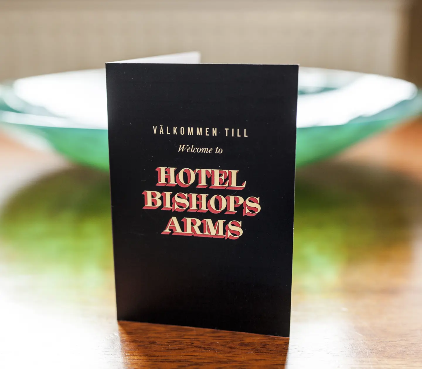 Närbild på skylt med texten "Välkommen till Hotel Bishops Arms"