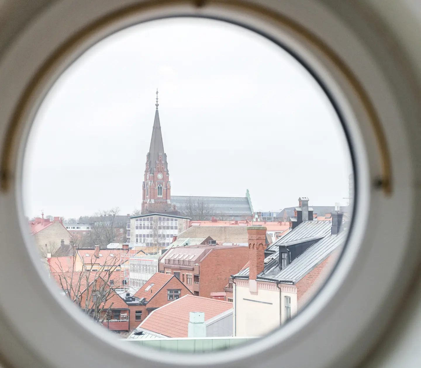 Utsikt över Lunds domkyrka från runt fönster