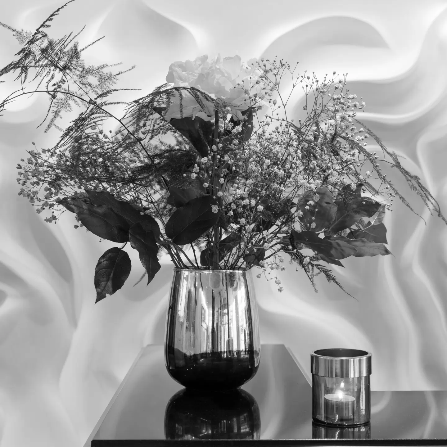 Svartvit bild på blombukett