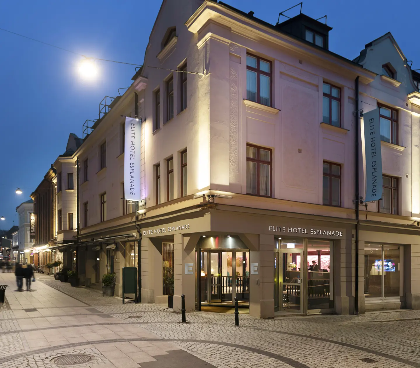 Fasaden av Elite Hotel Esplanade i skymning