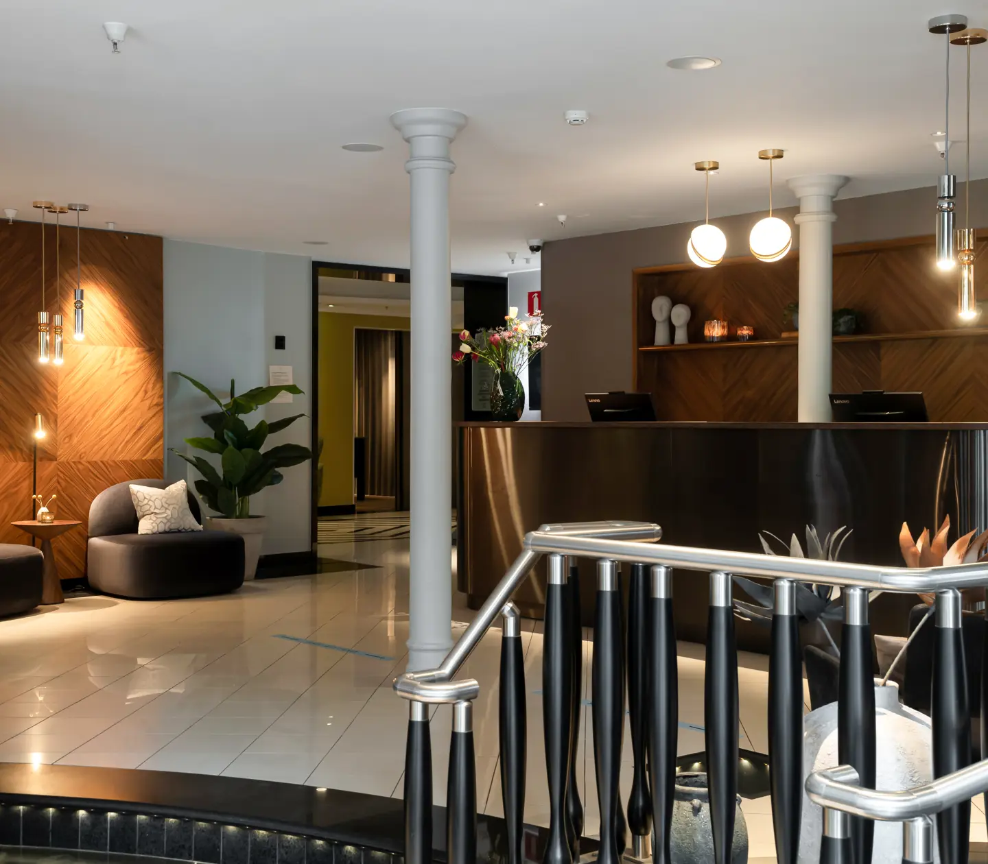 Hotellobby med receptionsdisk och fåtöljer