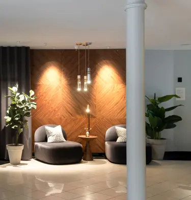 Hotellobby med fåtöljer och växter