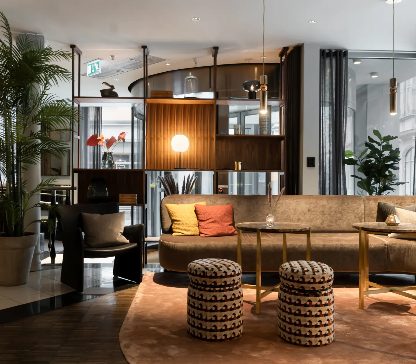 Ombonad hotellobby med loungemöbler och växter