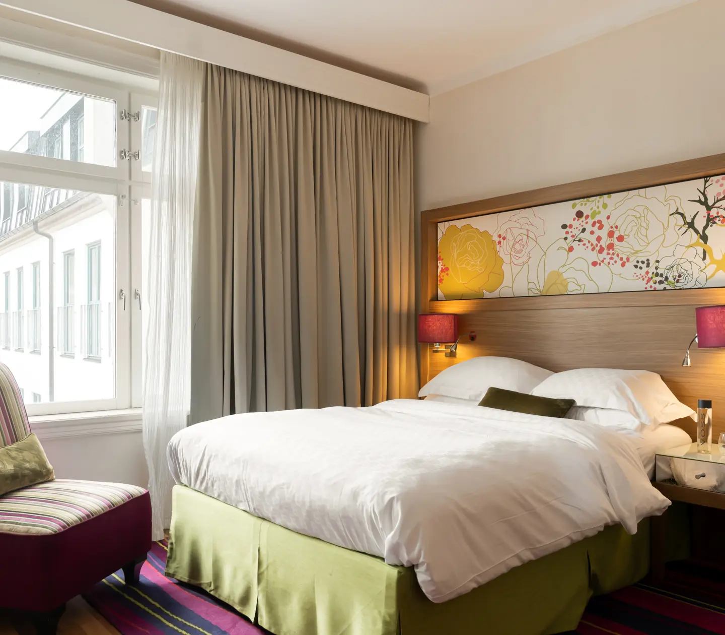 Hotellrum med dubbelsäng och fönster
