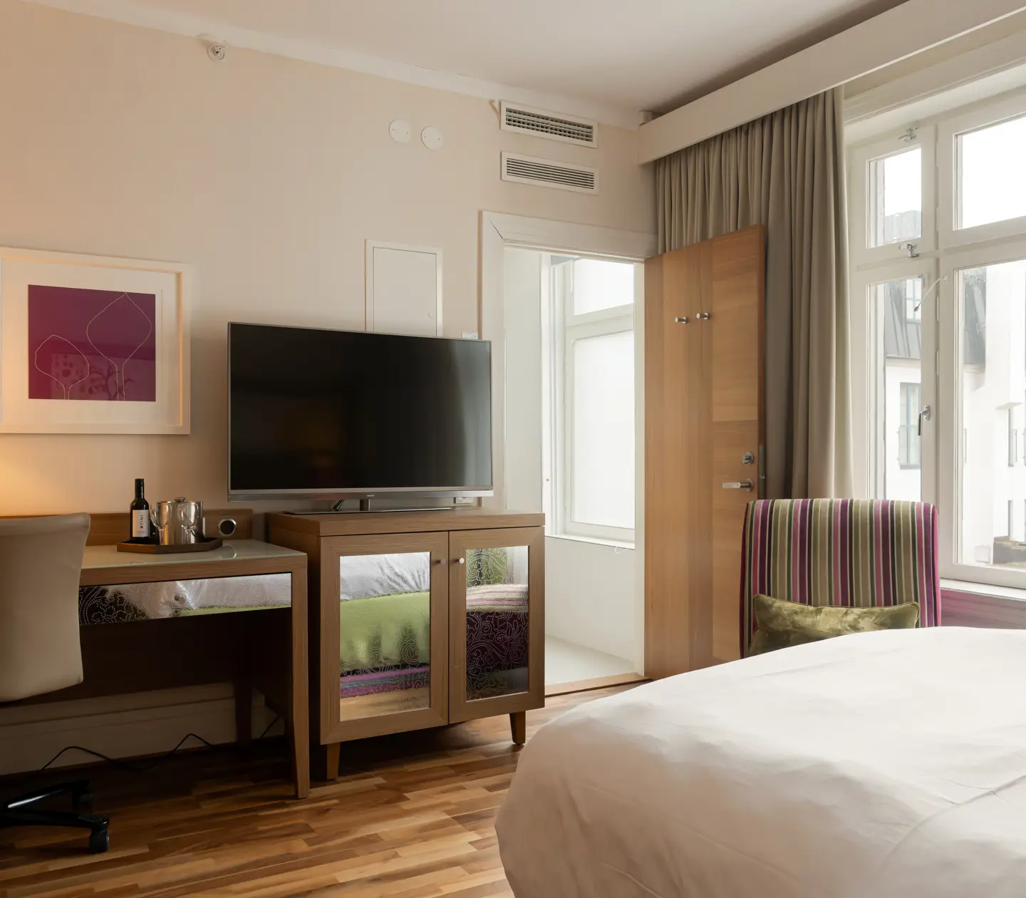 Hotellrum med tv, skrivbord och fönster
