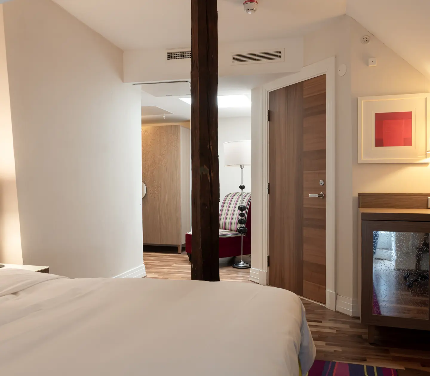 Hotellrum med säng och fåtölj