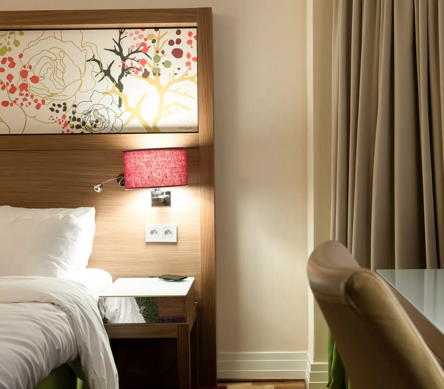 Mysigt hotellrum med dubbelsäng