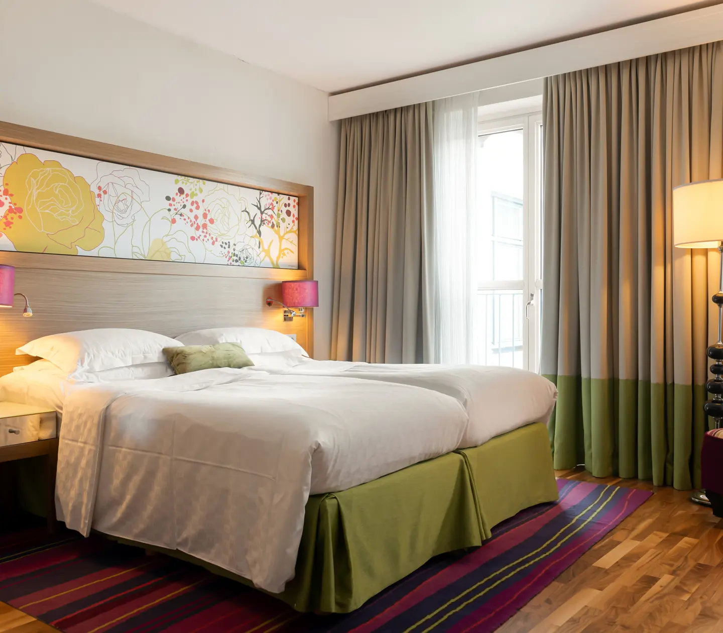 Hotellrum med dubbelsäng, och fönster